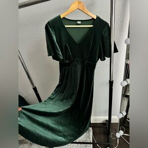 Green velvet Old Navy dress 💚